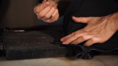 Usta bir atölyede özel araçlarını kullanarak.