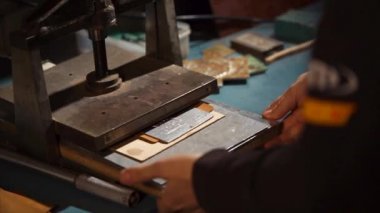 Usta metal form deri kaldırır..