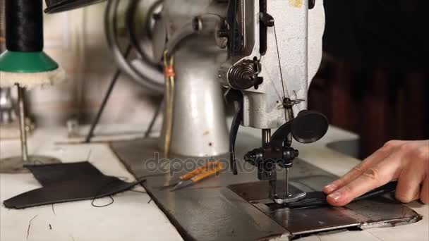 Trabajador de cuero está utilizando la máquina de coser . — Vídeos de Stock
