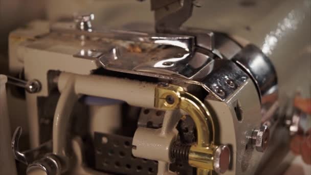 Мастер устанавливает рабочую машину для разделки кожи в мастерской — стоковое видео