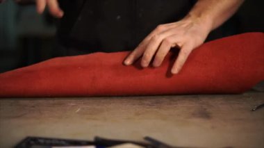 Vasıflı işçi bir deri bir atölye ile çalışır.