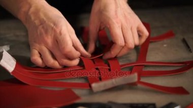 Deri ile çalışma leathersmith görüntüsünü kapatmak.
