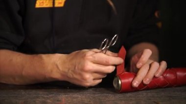 Leatherworker kaleydoskop deri muhafazasını üzerinde kemer sıkma