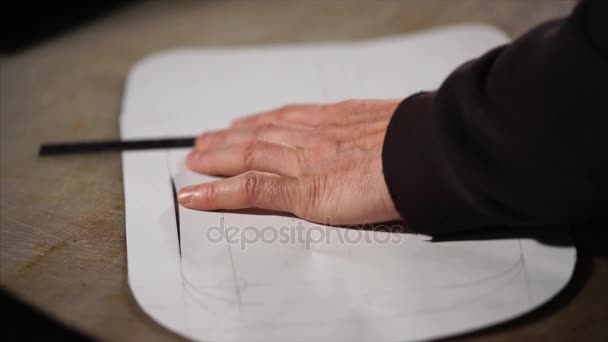 Cutter está curvando una plantilla de cartón, utilizando regla metálica y cuchillo — Vídeos de Stock