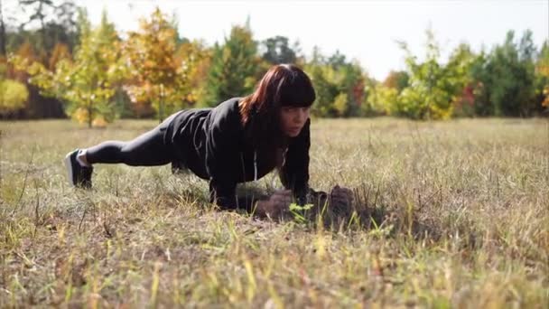 Allenamento all'aperto con esercizio di plancia — Video Stock