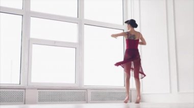 Yalınayak balerin bir salonda, bir kamera için hareket döne döne