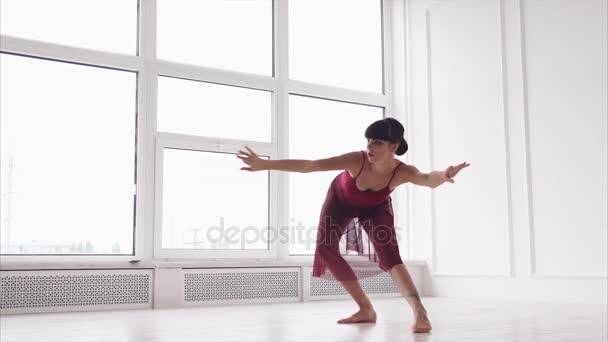 Uma jovem posando uma elegante sala coreográfica em um estúdio de dança moderna — Vídeo de Stock