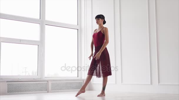 Una joven dama baila, una mujer realiza con elegancia los movimientos de la danza moderna — Vídeos de Stock