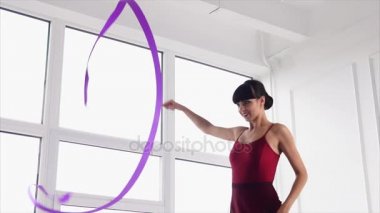 Genç jimnastikçi kız bir prova odası şeritte egzersiziyle yapıyor
