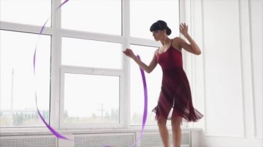 bir şerit kadın sporcumuz Kurtlarla Ritmik Jimnastik yapan