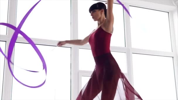 Elegantní sportovec provádí gymnastické cvičení do tréninkové haly, lady tanců — Stock video