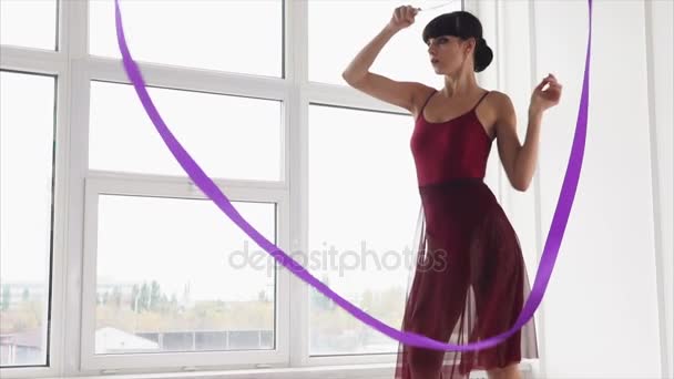 Jovem romântica está dançando com fita violeta na aula de ginástica — Vídeo de Stock