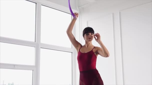 Elegantní sportovní gymnastka provedením tanec s mašlí — Stock video