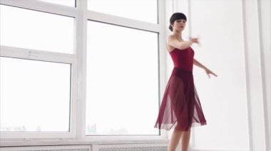 Stüdyoda pratik tutkulu kadın dansçı