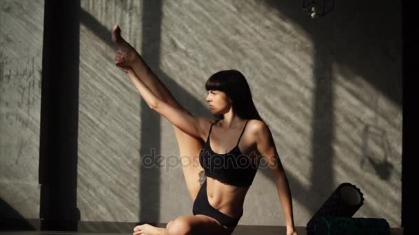 Жінка розтягує ногу вгору під час тренування — стокове відео