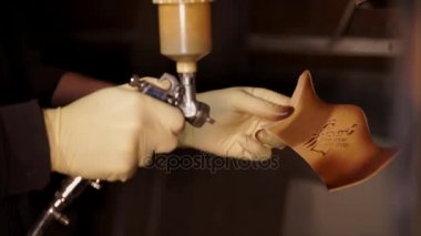 yakın çekim yukarı atomizer deri parçası üzerinde gelen sprey boya eller mans