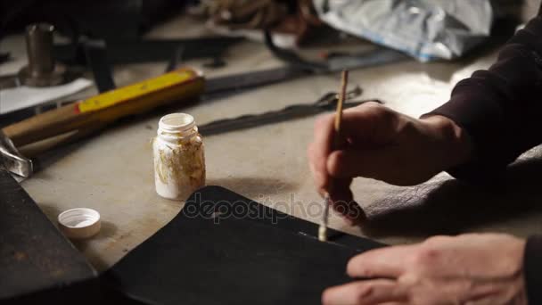 Artesano pegando pieza de cuero — Vídeos de Stock