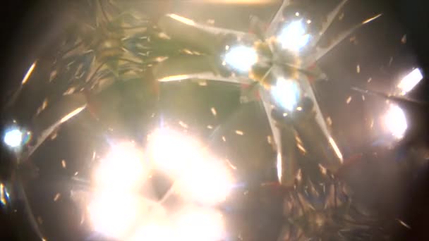 Regardant à travers kaléidoscope 