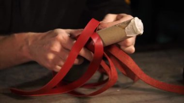 Kırmızı deri hasır durumda yapım ustası