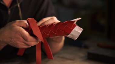 Kırmızı durumda dokuma leatherworker