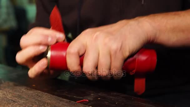 Finishing handgemachte Weidenledertasche für Kaleidoskop — Stockvideo