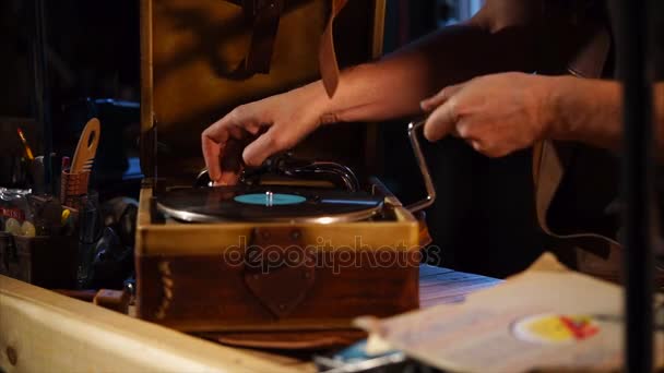 Vintage jogador de vinil em um estúdio . — Vídeo de Stock