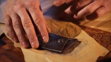 yakın çekim yukarı bir adamın elleri, bir zanaat kağıt el yapımı çanta sarar