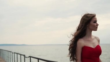 Kız huzur içinde denize bakıyor.