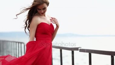 Harika kadın doğa üzerinde zaman harcamaktadır.