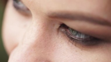 Yüz dışında büyüleyici modelinin