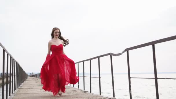 Schöne Frau rennt glücklich ans Ufer — Stockvideo