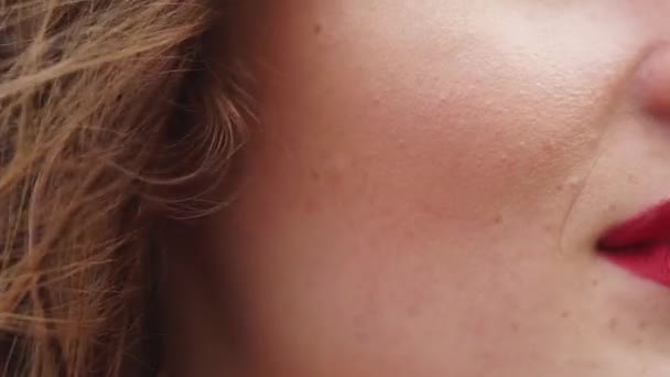 Detailní záběr záběr části obličeje krásná a mladá žena s make-up — Stock video