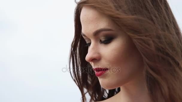 漂亮的女士与红色口红在她的嘴唇一个女人看起来浪漫和深情 — 图库视频影像