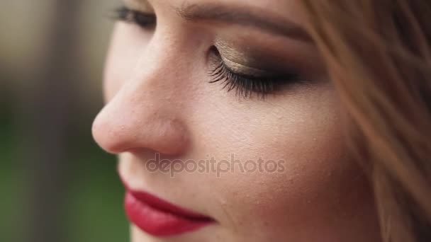 Close-up shot van het gezicht van een vrouw die een natuurlijke make-up op haar gezicht heeft — Stockvideo