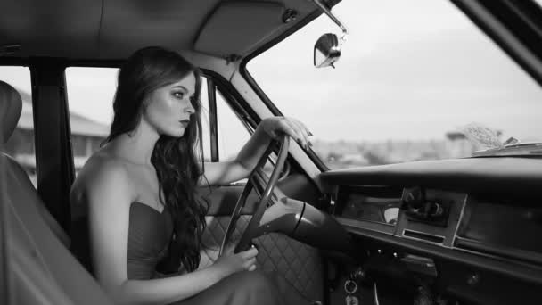 Κομψό μοντέλο κάθεται σε ένα αυτοκίνητο ρετρό. — Αρχείο Βίντεο