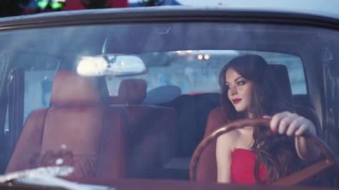 Bir arabanın ön koltuğunda kendine güvenen kadın