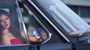 Güzel model retro arabayla poz.