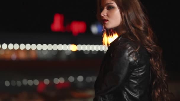 魅惑的な女性が夜一人で歩く — ストック動画