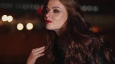 şehirde akşam giren genç ve güzel bir kadın portresi