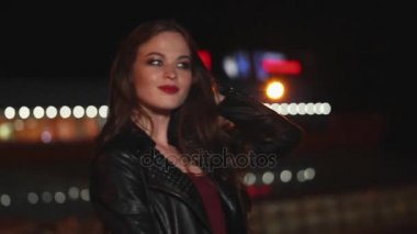 akşam Caddesi boyunca yürüyen genç ve mutlu bir kadın portresi