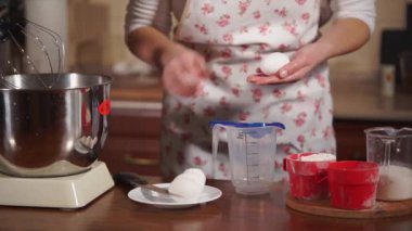 Malzemeler ekmek için hazırlanıyor