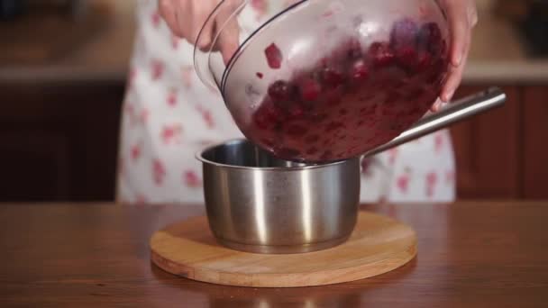 Primo piano colpo della padella, dove il cuoco mette frutta da un piatto di vetro — Video Stock