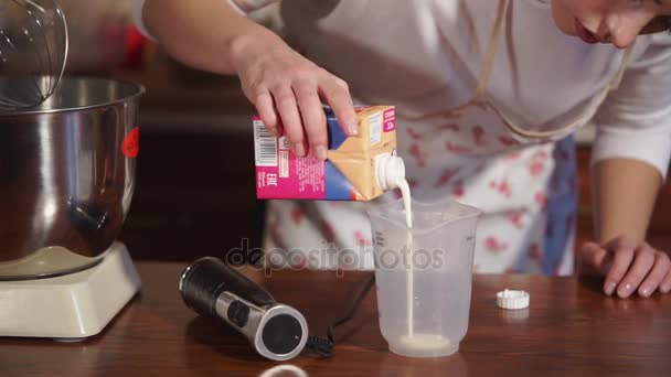 女性手料理グラスにクリームをそっと注ぐ準備デザート — ストック動画