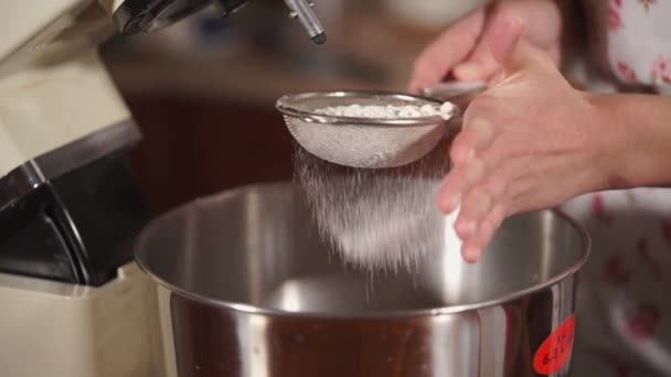 Vrouw is in het midden van de keuken — Stockvideo