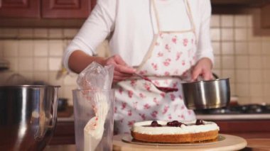 Kadın onun pasta tatlı yapar