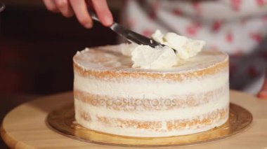 Kadın aşçı krem üst katmanda geçerlidir.