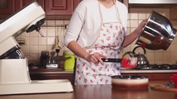 Шеф-кухар видаляє тісто у формі миски . — стокове відео