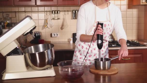Mujer está mezclando bayas en la sartén — Vídeos de Stock