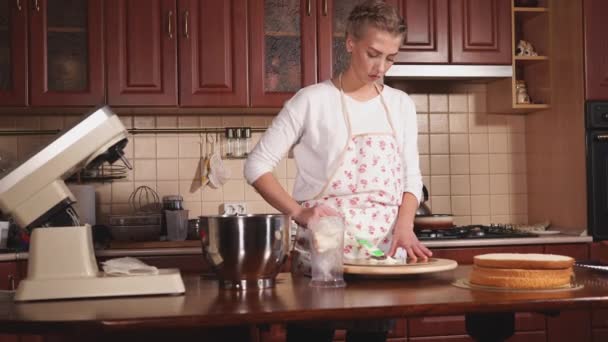 Жінка кипить шар торта за шаром — стокове відео