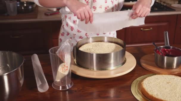 Крупним планом знімок руки кухарів, який кладе торт в посуд, щоб надати йому форму — стокове відео